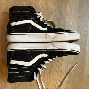 WOMEN’S SIZE 9 HIGHTOP VANS